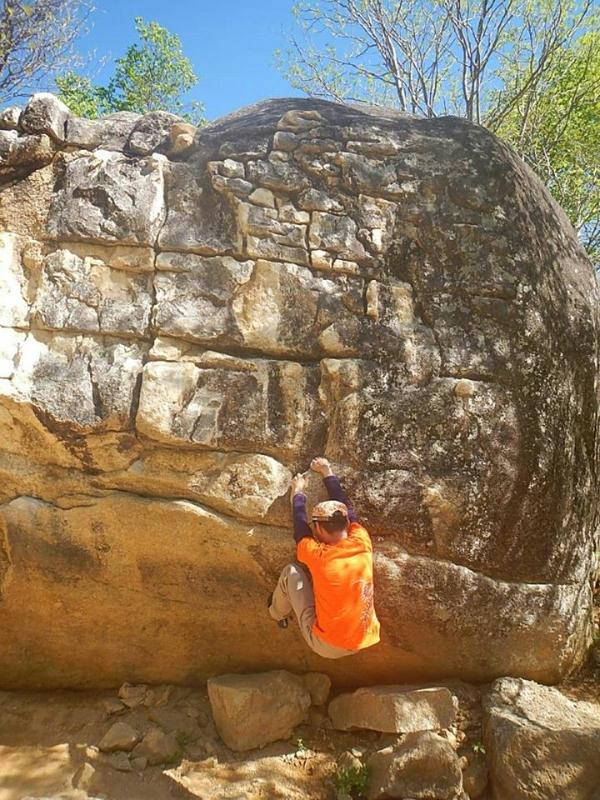 早くついたので、ひとまずボルダリング　汚い大岩